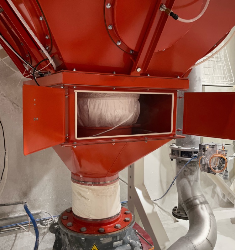 Vue de détail sur le cône de délaçage d'un bigbag sous un dispositif d'aide à l'écoulement Mecamass