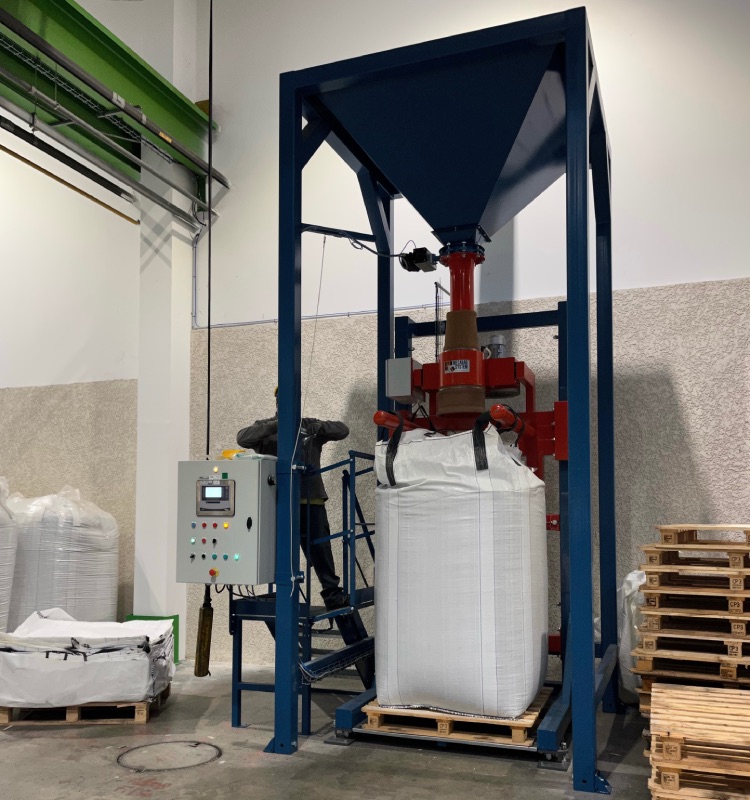 Machine de remplissage de bigbags de plastique recyclé avec trémie